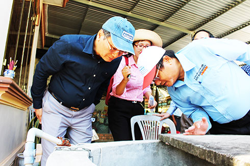 Đồng chí Nguyễn Đắc Tài kiểm tra sốt xuất huyết tại  hộ dân ở xã Diên Lâm.