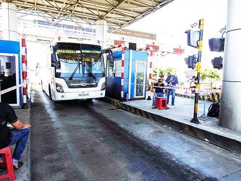 Một số người dân có mặt tại  Trạm thu phí BOT Ninh Lộc để kiểm đếm xe.