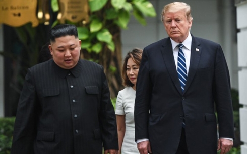 Lãnh đạo Triều Tiên Kim Jong-un (trái) và Tổng thống Mỹ Donald Trump tại Hà Nội. Ảnh: AFP.