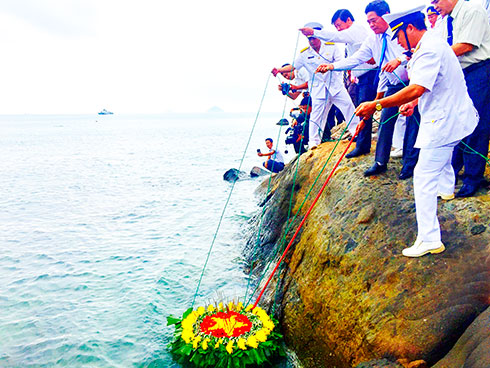 Thả hoa tưởng niệm chiến sĩ C235 hy sinh tại bến Hòn Hèo, Ninh Vân.
