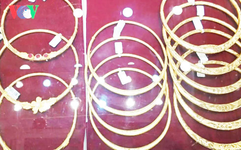 Giá vàng thế giới giảm mạnh, thấp hơn vàng SJC 80.000 đồng/lượng