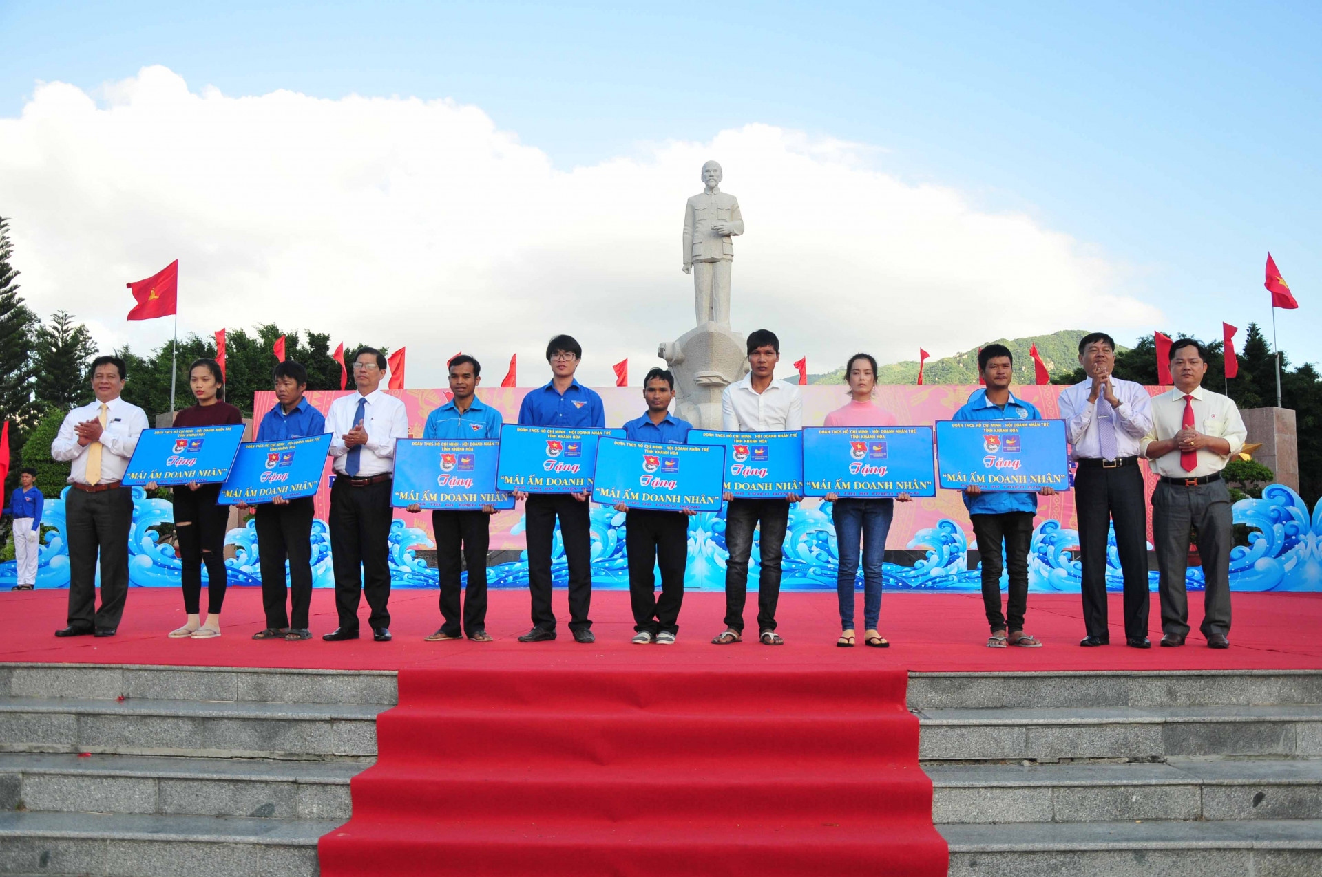 Lãnh đạo tỉnh và Hội Doanh nhân trẻ tỉnh trao biểu trưng 8 căn nhà Mái ấm doanh nhân cho các thanh niên 