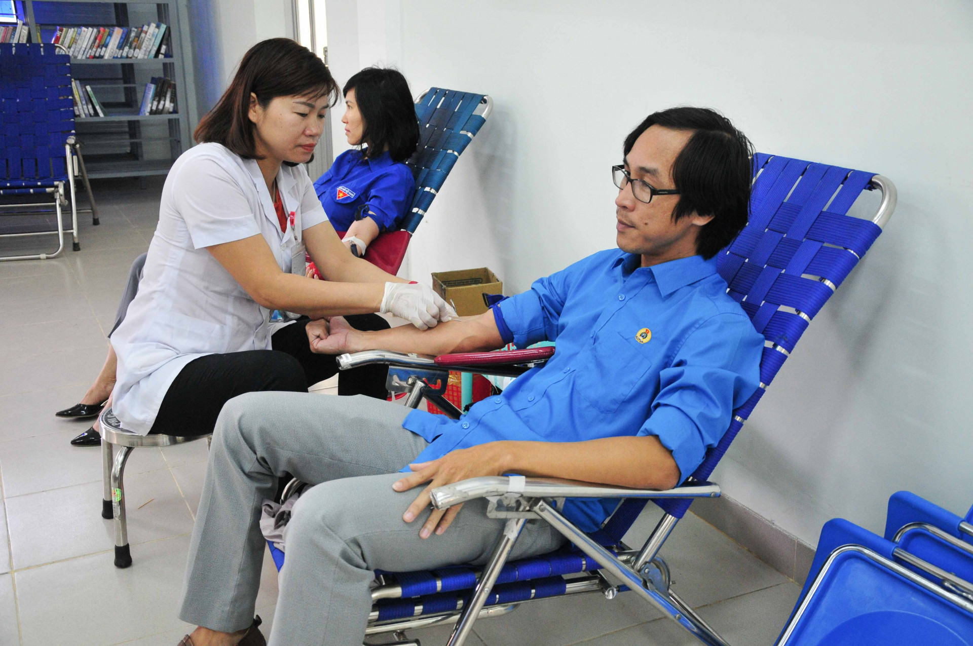 Các đoàn viên, thanh niên, người lao động tham gia hiến máu nhân đạo 