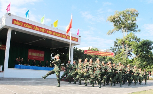 Duyệt đội ngũ tại lễ ra quân huấn luyện LLVT tỉnh Khánh Hòa.