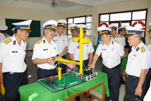 Các đại biểu tham quan các sáng kiến cải tiến mô hình học cụ tại lễ ra quân huấn luyện của Học viện Hải quân.