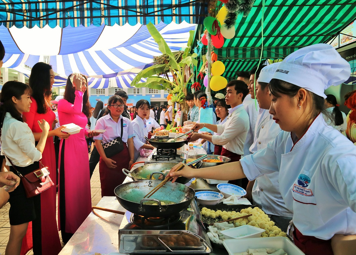 Hội chợ ẩm thực giới thiệu các ngành, nghề đào tạo của nhà trường. 