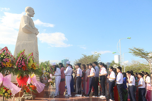 Học sinh Trường THCS Yersin Nha Trang dâng hương tưởng niệm bác sĩ A.Yersin