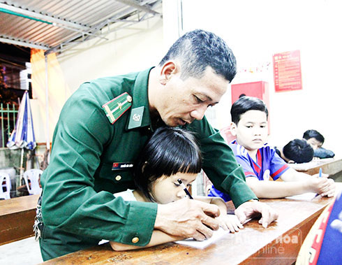 Thầy giáo biên phòng Nguyễn Huy Tưởng uốn nắn từng con chữ cho các em.