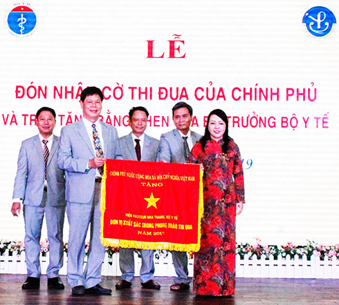 Viện Pasteur Nha Trang đón nhận cờ thi đua của Chính phủ.