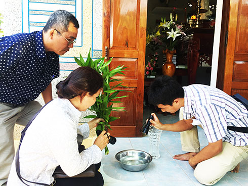 Kiểm tra lăng quăng tại một hộ dân ở huyện Diên Khánh.