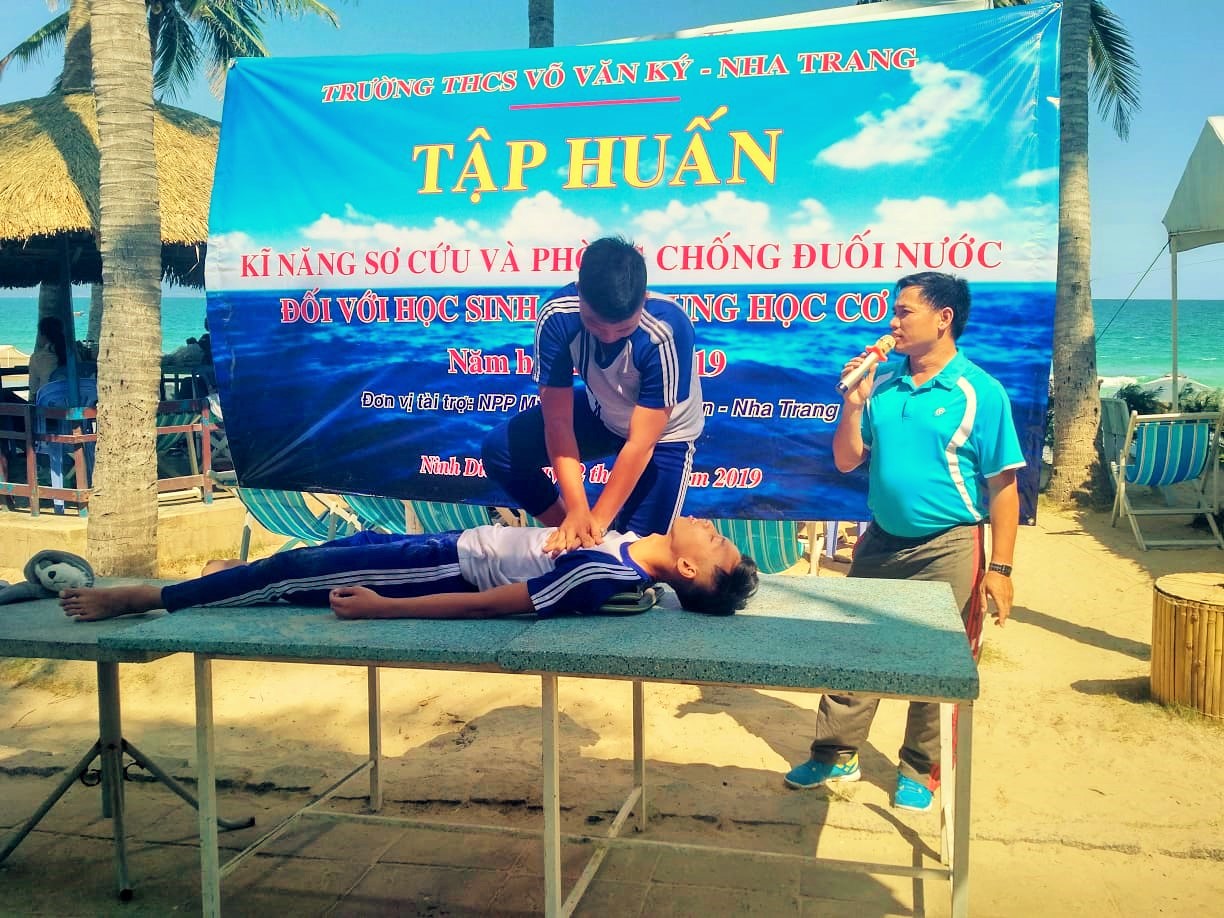 Học sinh Trường THCS Võ Văn Ký thực hành sơ cứu, phòng chống đuối nước