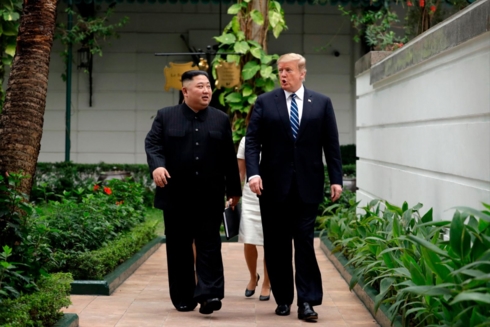 Ông Kim và ông Trump đi bộ trong khuôn viên khách sạn Metropole ở Hà Nội trước cuộc họp hôm 28/2. (Ảnh: AP)