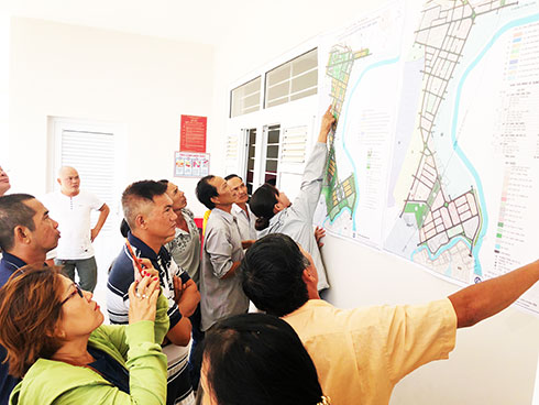 zzNgười dân xem thông tin quy hoạch Khu dân cư và tái định cư Tây Nha Trang.