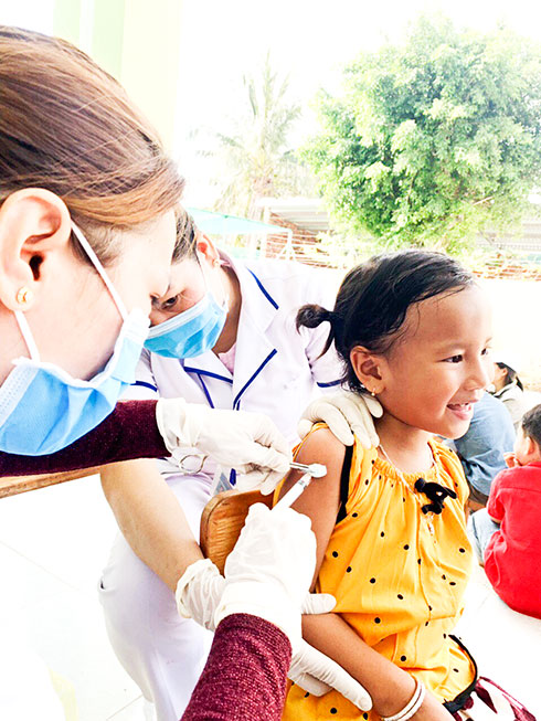Tiêm bổ sung vắc xin sởi - rubella cho trẻ ở huyện Vạn Ninh.