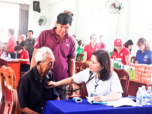 Khám bệnh, phát thuốc miễn phí cho hơn 300 người