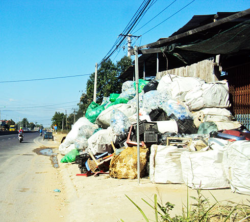 Phế liệu chiếm hành lang quốc lộ