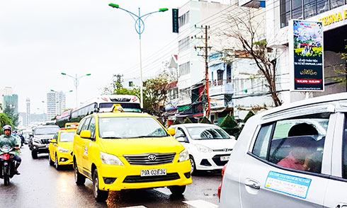 Sau giờ cấm, nhiều thời điểm đường Trần Phú vẫn quá tải, xe di chuyển chậm.