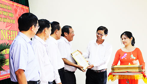Ông Nguyễn Tấn Tuân trao bằng khen cho các tập thể, cá nhân.