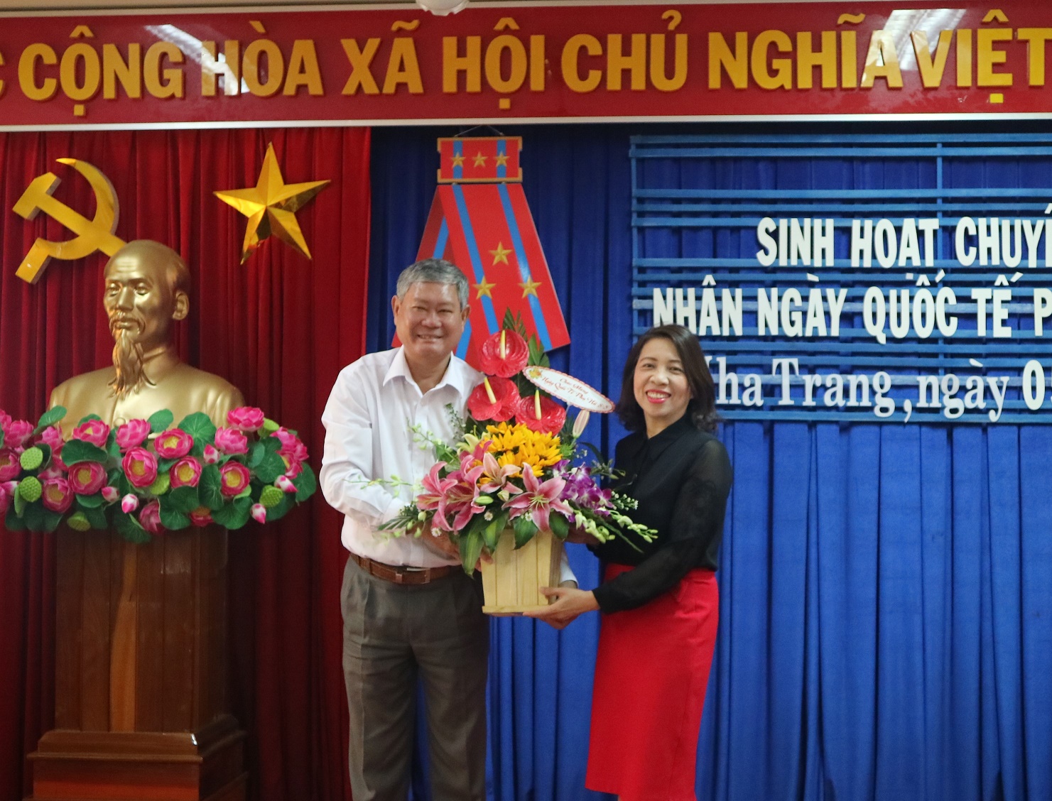 Ông Trần Quang Mẫn – Phó Giám đốc Sở Giáo dục và Đào tạo tặng hoa cho đại diện Công đoàn ngành Giáo dục tỉnh.