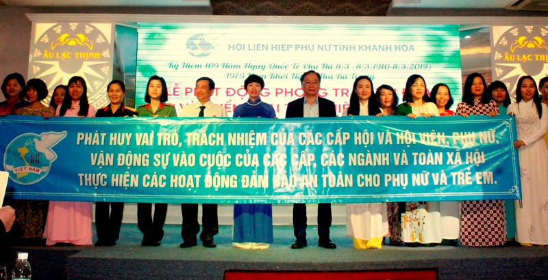 Đồng chí Nguyễn Đắc Tài cùng các đại biểu phát động phong trào thi đua