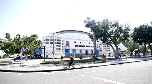 Khuôn viên Nhà thi đấu đa năng Trường Đại học Nha Trang.