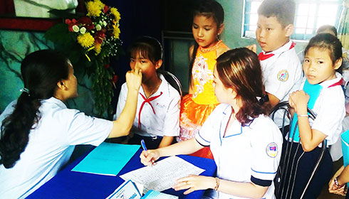 Các học sinh Trường Tiểu học Cam Phú  được chăm sóc sức khỏe về răng miệng.