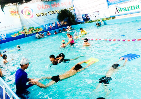 Hoạt động học bơi, dạy bơi của cơ sở bơi tư nhân ở thị trấn Diên Khánh.