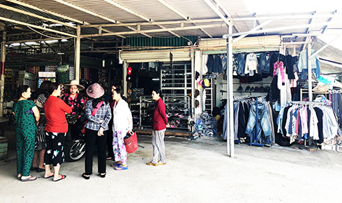 Tiểu thương chợ Cam Phúc Bắc cho rằng giá thuê lô sạp quá cao.