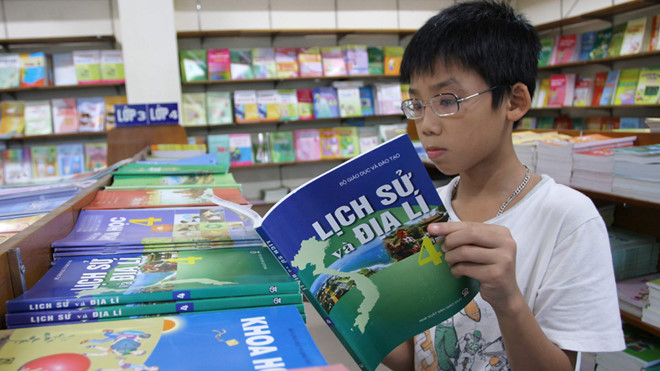 Bộ GD-ĐT yêu cầu Nhà xuất bản Giáo dục Việt Nam tạm thời chưa điều chỉnh tăng giá sách giáo khoa hiện hành ẢNH NGỌC THẮNG
