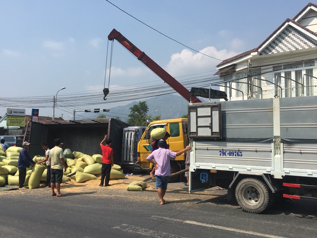 Chiếc xe tải chở thóc bị lật trên Quốc lộ 1 đoạn qua huyện Cam Lâm.
