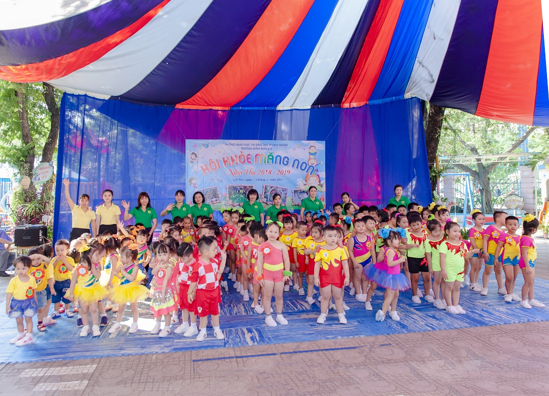 Hội thi có sự tham gia của hơn 100 bé nhà trẻ và mẫu giáo.