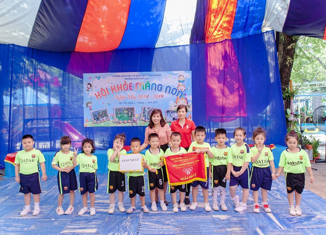 Cô Cao Thị Thanh Hà - Hiệu trưởng nhà trường trao giải nhất cho lớp Mẫu giáo 5-6 tuổi B. 