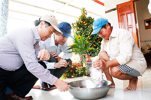 Đồng chí Nguyễn Đắc Tài kiểm tra công tác phòng, chống dịch bệnh sốt xuất huyết tại hộ dân.