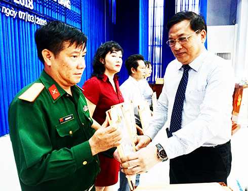 Ông Lê Hữu Thọ - Bí thư Thành ủy Nha Trang trao giấy khen cho các tổ chức cơ sở đảng.