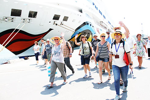 Khách du lịch tàu AIDA Vita lên bờ  tham quan TP. Nha Trang.