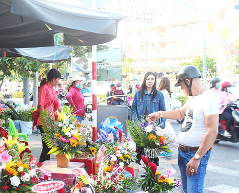 Khách hàng chọn mua hoa ở khu vực trước Nhà thờ núi.