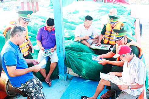 Bộ đội Biên phòng Cầu Bóng tuyên truyền pháp luật cho ngư dân. 