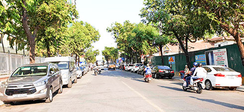 Khu vực không tổ chức thu phí  trên đường Lý Tự Trọng, xe đậu kín hai bên đường (ảnh lớn). Khu vực thu phí trên đường Yersin vắng tanh (ảnh nhỏ).