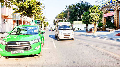 (ảnh lớn). Khu vực thu phí trên đường Yersin vắng tanh (ảnh nhỏ).