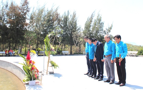 Tổng Liên đoàn Lao động Việt Nam dâng hương tại Khu tưởng niệm chiến sĩ Gạc Ma
