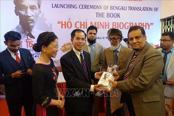 Ambassador Tran Van Khoa (left) offering Bengali edition of “Hồ Chí Minh Biography” to Principal of Bangladesh University (Photo: TTXVN)