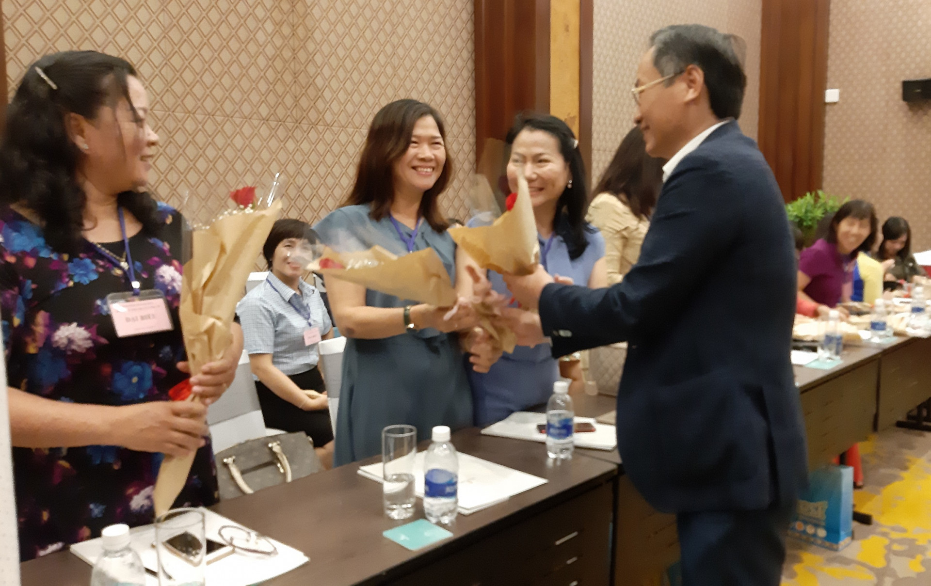Đồng chí Nguyễn Đắc Tài tặng hoa chúc mừng các nữ cán bộ lãnh đạo nhân ngày Quốc tế Phụ nữ