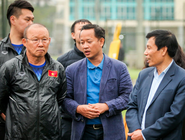 Bộ trưởng Nguyễn Ngọc Thiện trao đổi với HLV Park Hang Seo trong buổi tập của U23 Việt Nam sáng 8-3.