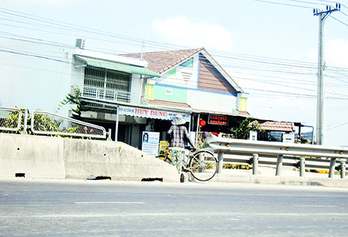 Nguy hiểm khi băng ngang qua dải phân cách