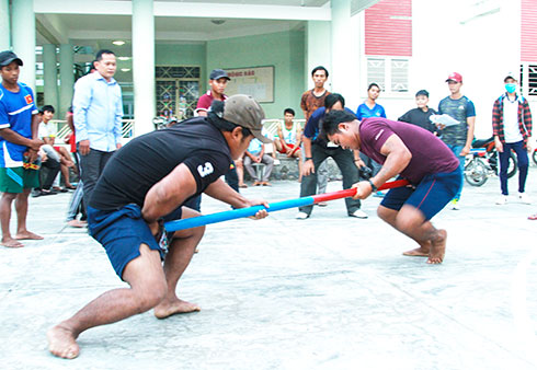 Trò chơi đẩy gậy tại Ngày hội văn hóa các dân tộc Việt Nam năm 2018. 