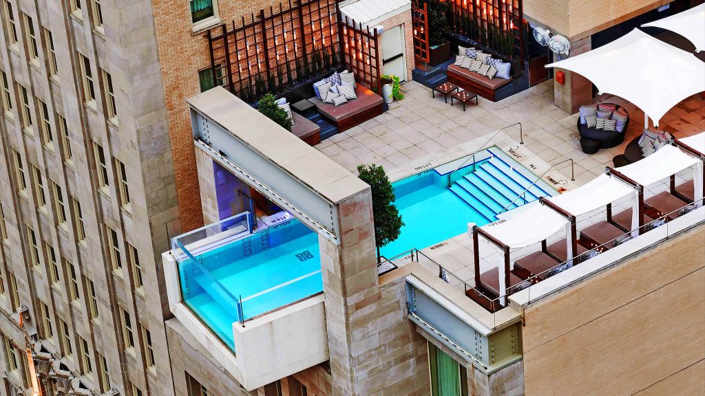 Bể bơi ấn tượng tại khách sạn Joule Hotel Dallax (Mỹ) do Tập đoàn công nghệ Reynolds Polymer triển khai. 