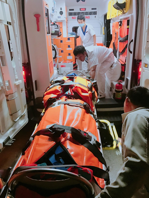 Ngay khi được đưa lên bờ, thuyền viên bị nạn đã được đưa lên xe cấp cứu chuyển về bệnh viện chữa trị.