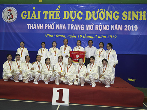 Ban tổ chức trao giải nhất cho câu lạc bộ dưỡng sinh phường Phước Long.