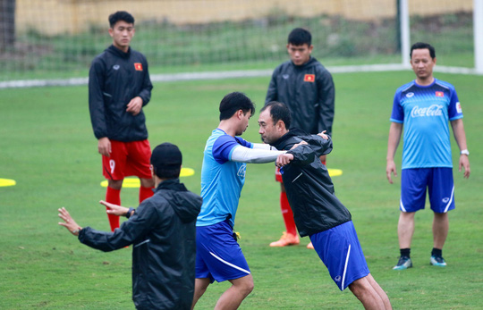 HLV Park Hang-seo có 10 trợ lý