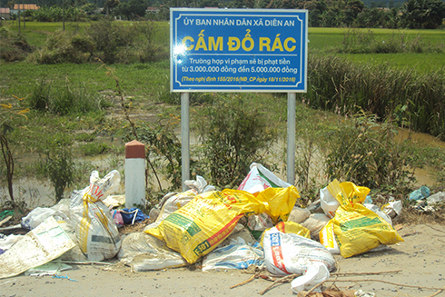 Đổ rác nơi biển cấm